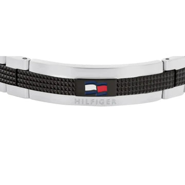 Ανδρικό ατσάλινο βραχιόλι Tommy Hilfiger 2790643 χειροπέδα σε ασημένιο χρώμα με μαύρες λεπτομέρεις και σχέδιο μπρασελέ, κοντινή λήψη.
